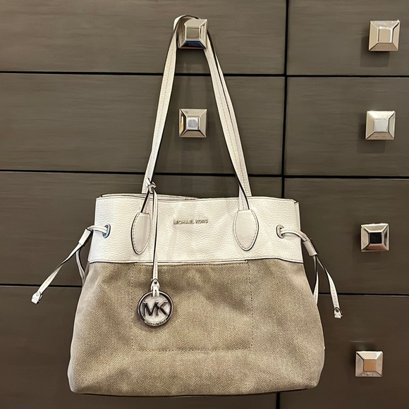 Michael Kors Handbag gently used. Size 14” across 11” top to bottom. 5” deep. - Picture 1 of 5